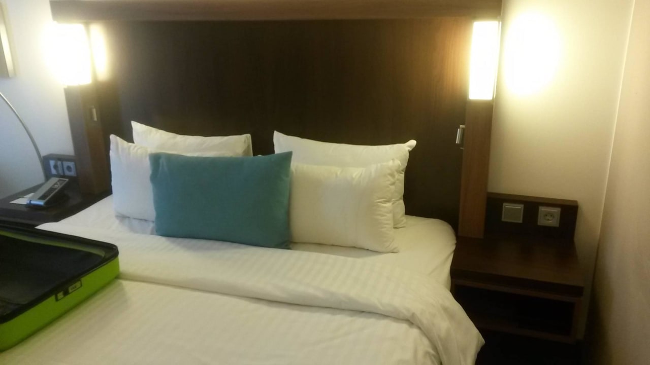 Bett Hotel Courtyard by Marriott Cologne