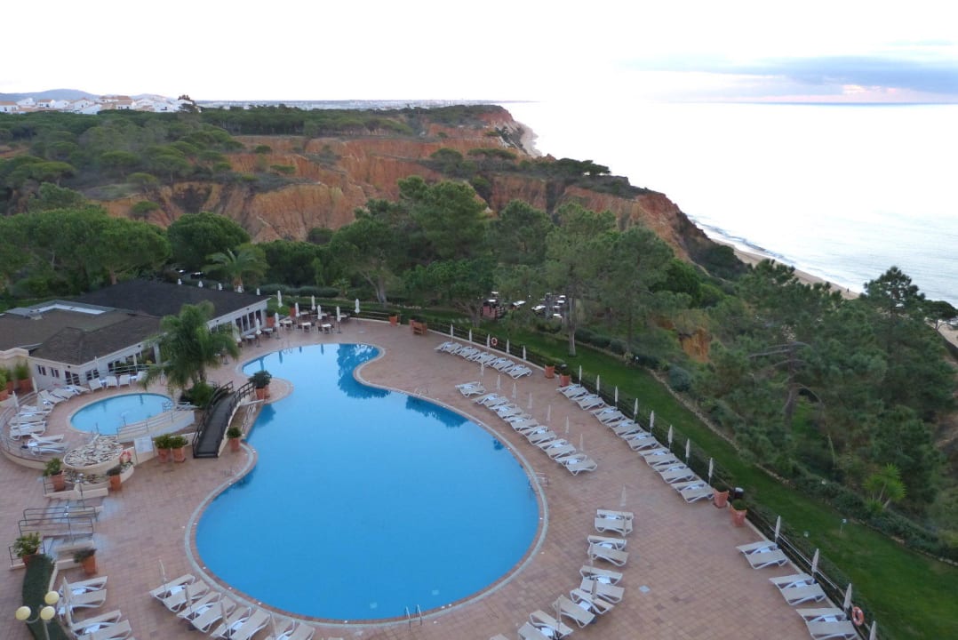 Blick auf Pool und Poolbar PortoBay Falésia