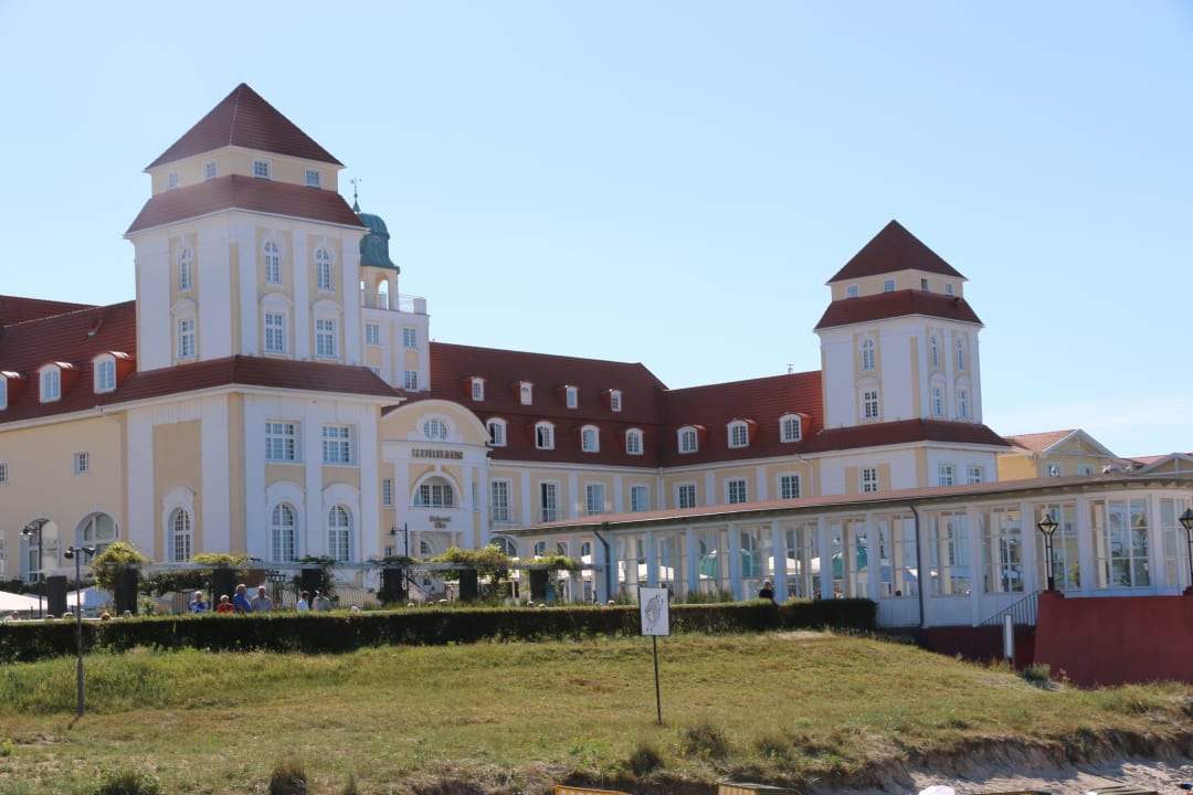 Schicke Hotelansicht A-ROSA Kurhaus Binz