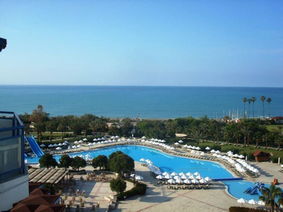 Widok na basen i morze Green Max Hotel