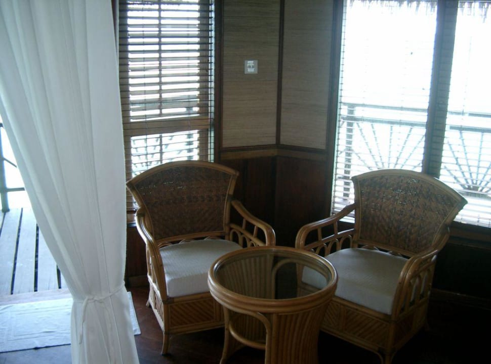 Sitzgelegenheiten im Wasserbungi Kuramathi Maldives