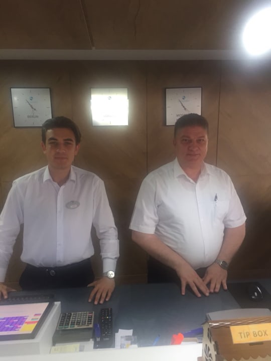 Herr Ethem und Kaan (Rezeption) sehr freundlich  Side Aquamarin Resort & Spa