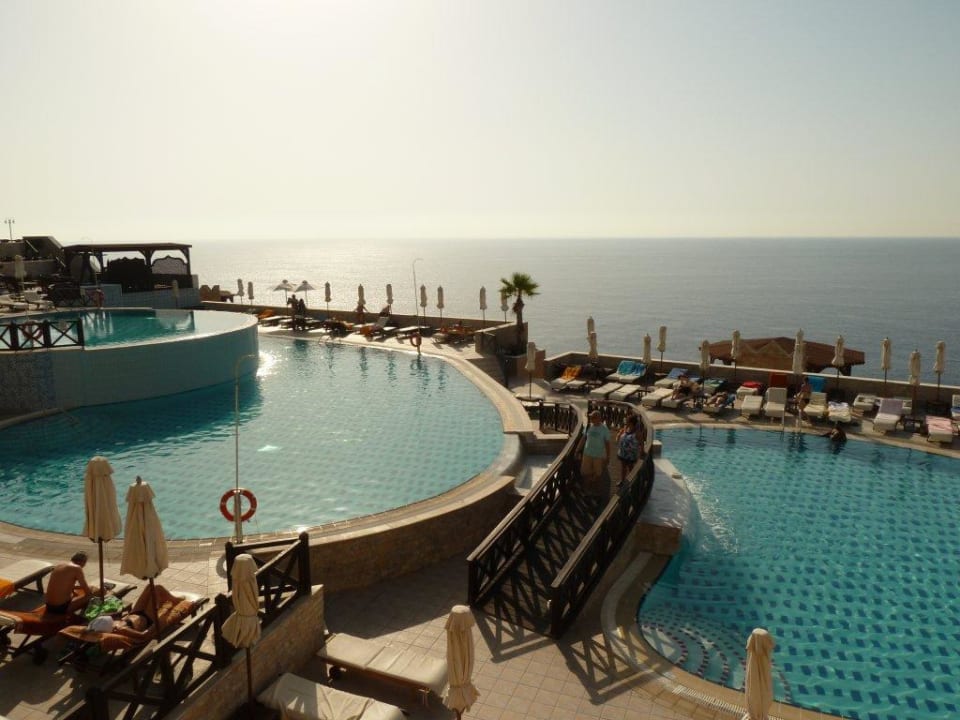 Der Pool am Morgen Hotel Kalithea Horizon Royal