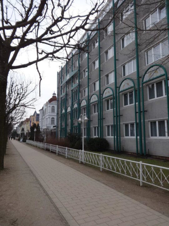 Hotelgebäude direkt am Weg Strandhotel Ahlbeck
