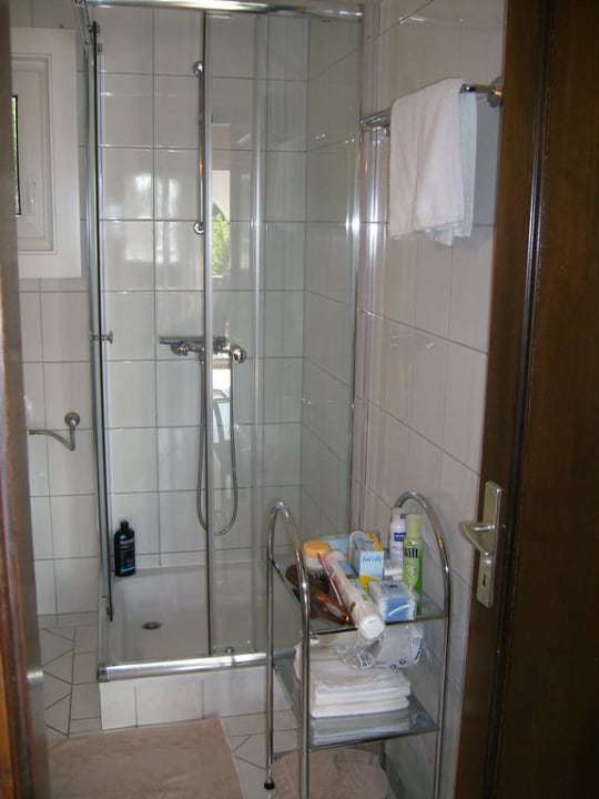 Badezimmer mit Dusche Apartments Habich