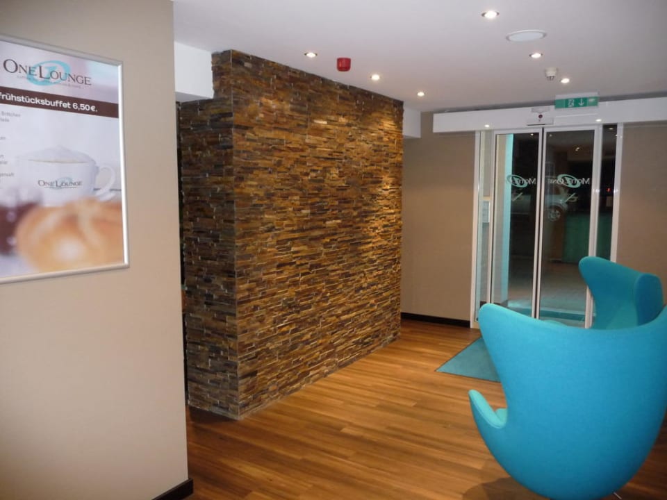 Ein-und Ausgang B&B Hotel Düsseldorf-Ratingen