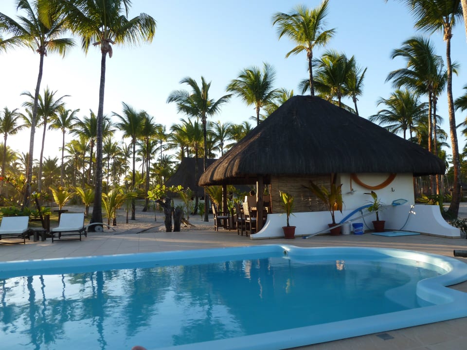 Im Hintergrund Bar/Restaurant für Frühstück/Abendessen Lummerland Beach