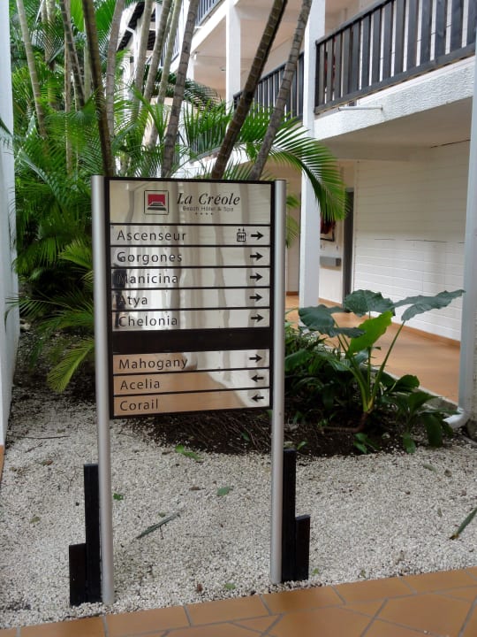 Wegweiser zwischen den Hotelgebäuden La Creole Beach Hotel & Spa