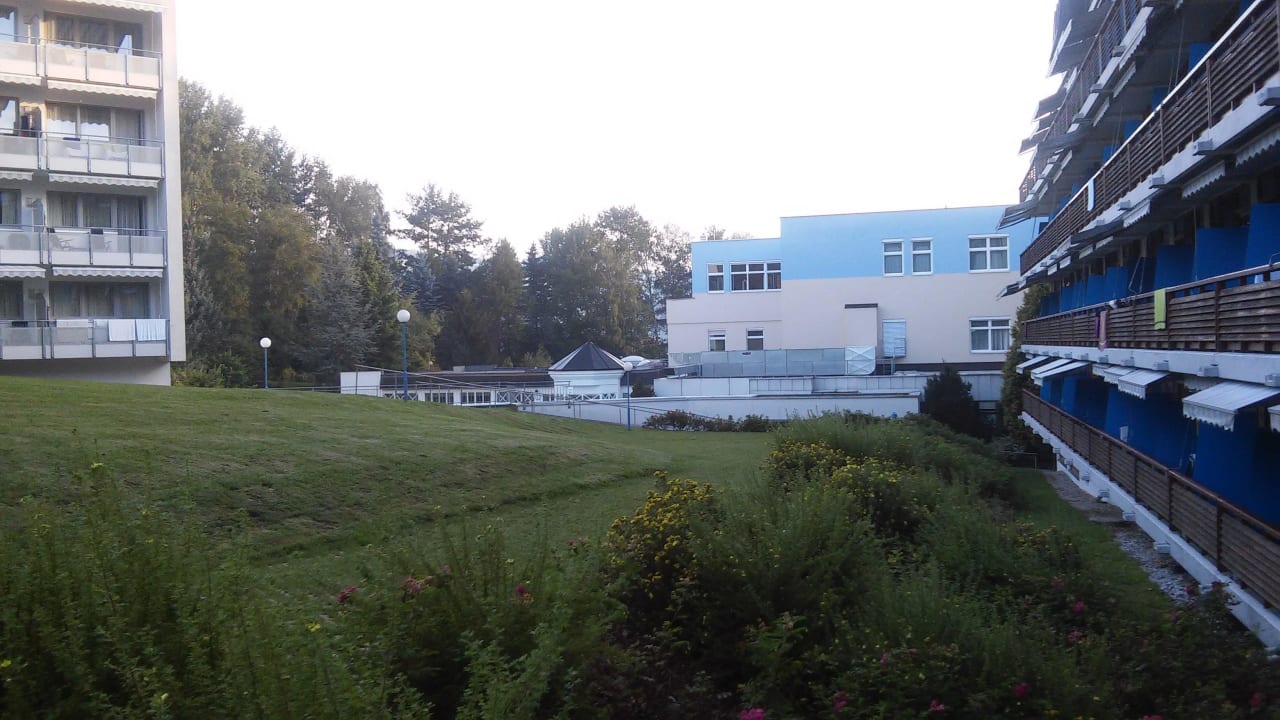 Rechts Zimmertrakt vorne Therapiehaus Gesundheitsresort Königsberg