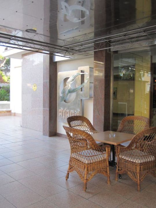 Sitzmöglichkeit am Eingang Hotel HM Ayron Park