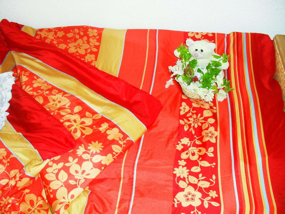 Mein Bett, schön gefaltet mit Blumenkörbchen Hotel El Mouradi Skanes Beach