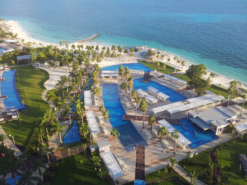 Blick vom Zimmerbalkon auf Poloanlage und Meer Hotel Riu Palace Peninsula