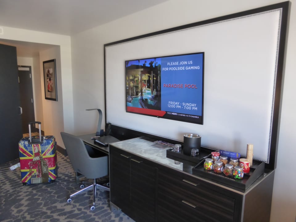 Zimmer Virgin Hotels Las Vegas, Curio Collection by Hilton