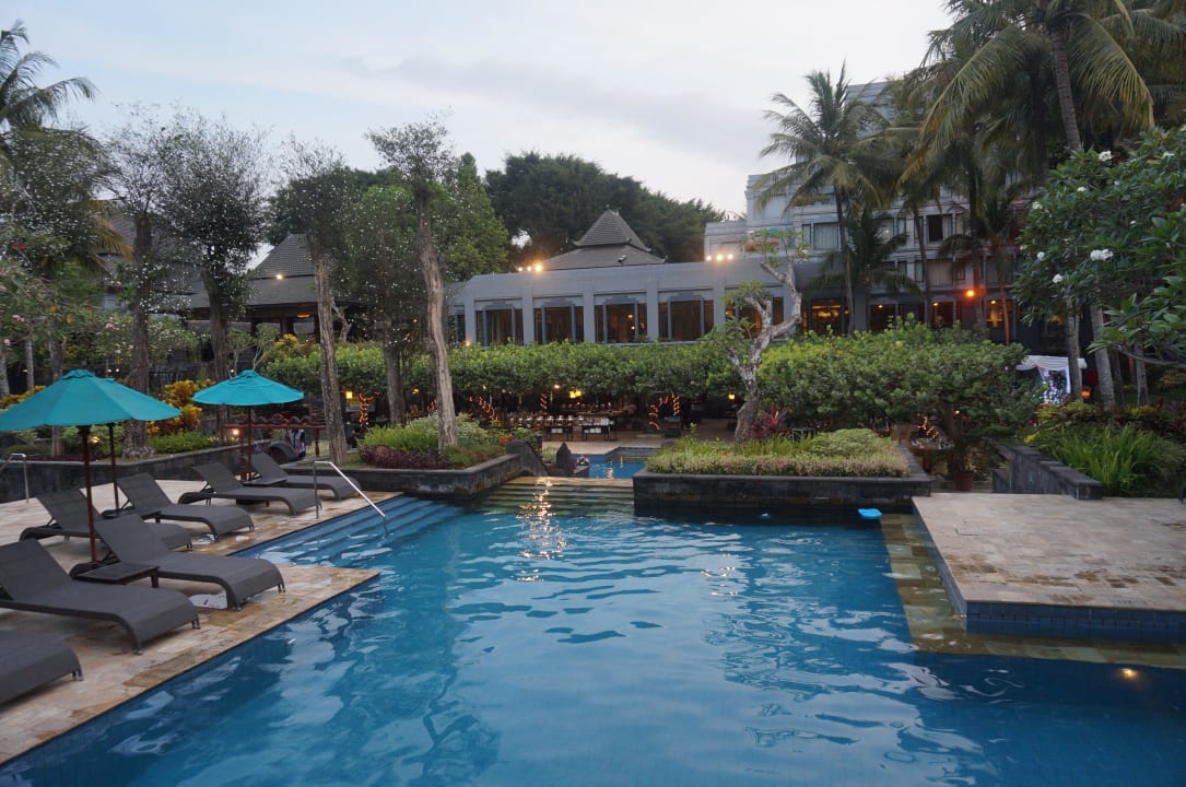 Blick auf die Poolanlage Hotel Hyatt Regency Yogyakarta