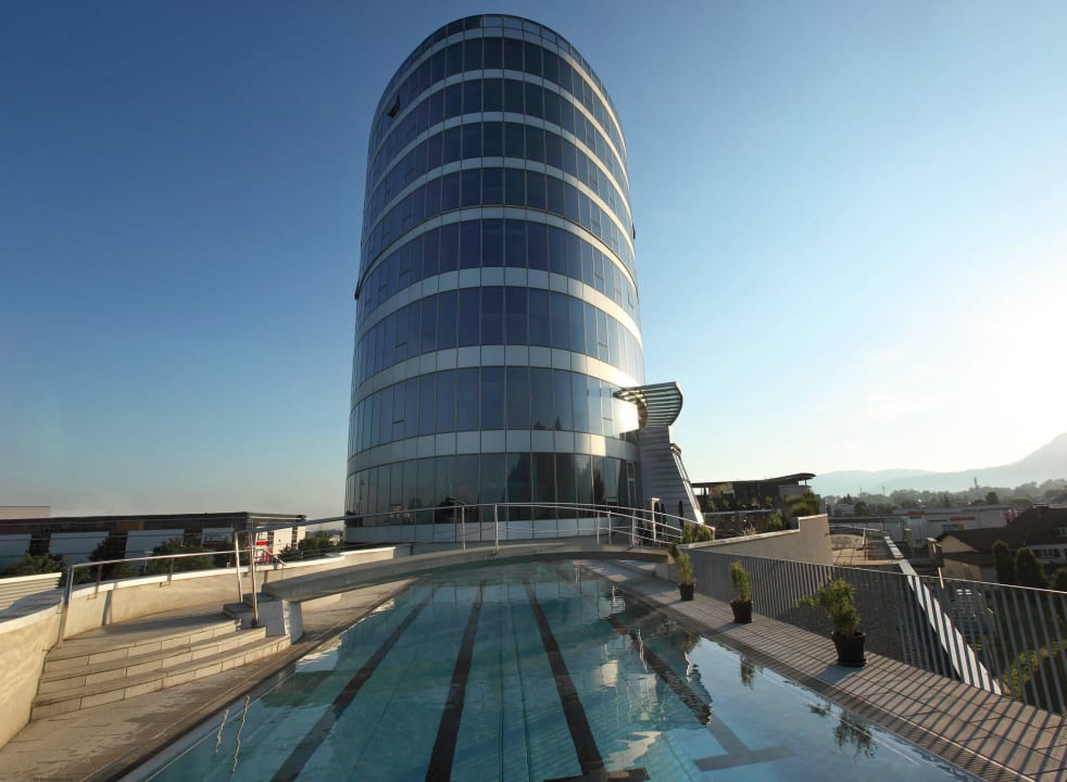 Aussenansicht mit Pool Four Points by Sheraton Panoramahaus Dornbirn