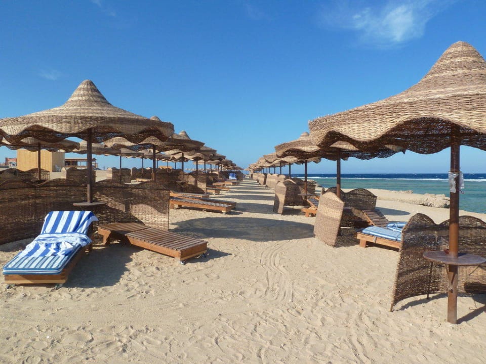 Liegen am Strand Three Corners Happy Life Beach Resort