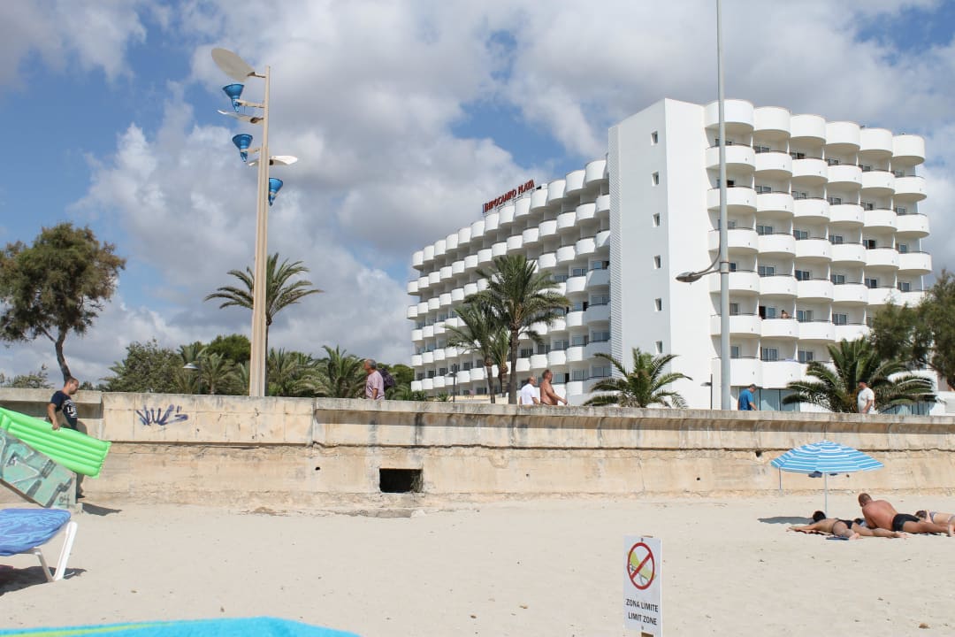 Direkt am sehr schönen Sandstrand (nur von einer s Hipotels Hipocampo Playa