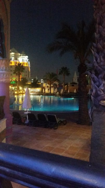 Abend Kamelya Aishen Club