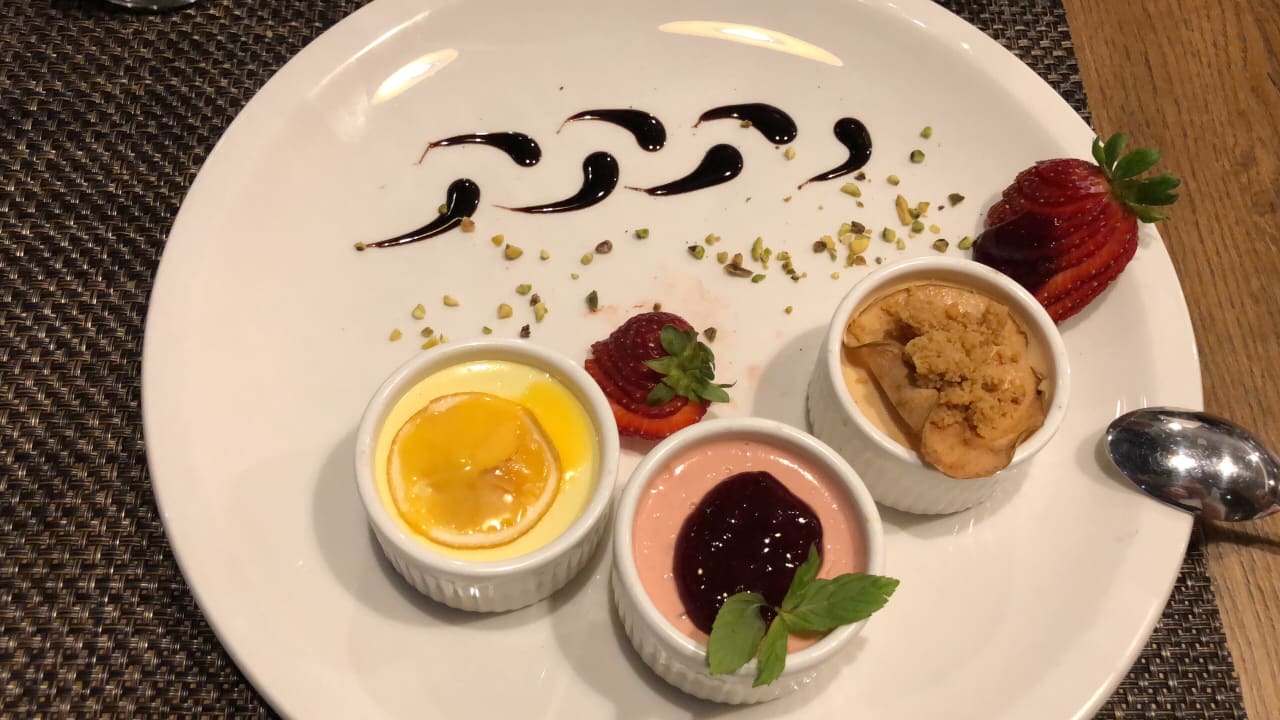 Nachtisch im Lavanta Acanthus Cennet Barut Collection