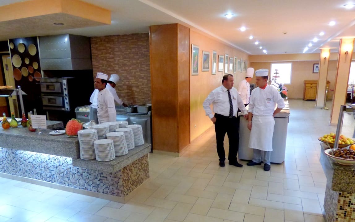 Speisesaal.Die Köche haben eine Besprechung. Hotel Paradis Palace