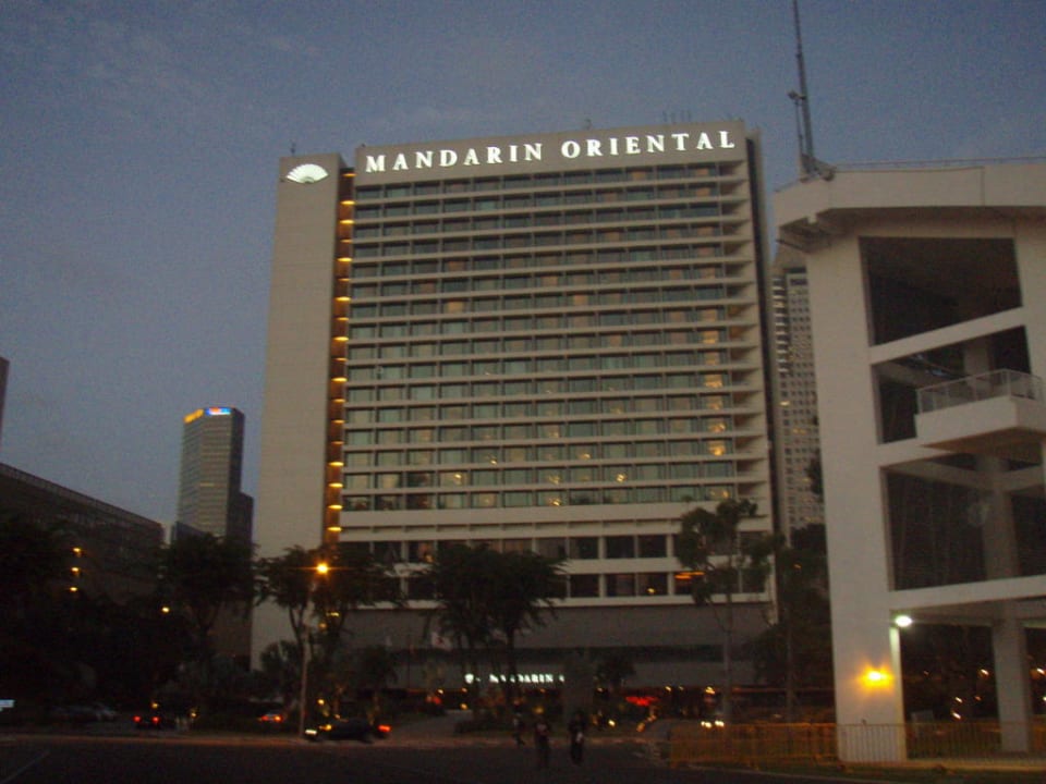 Das Hotel am Abend Hotel Mandarin Oriental Singapore