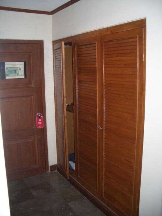 Eingangsbereich mit Kleiderschrank Puri Santrian