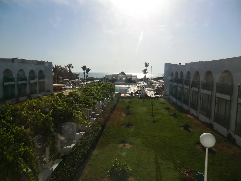 Blick vom Speisesaal auf Pool und Meer Hotel El Mouradi Cap Mahdia