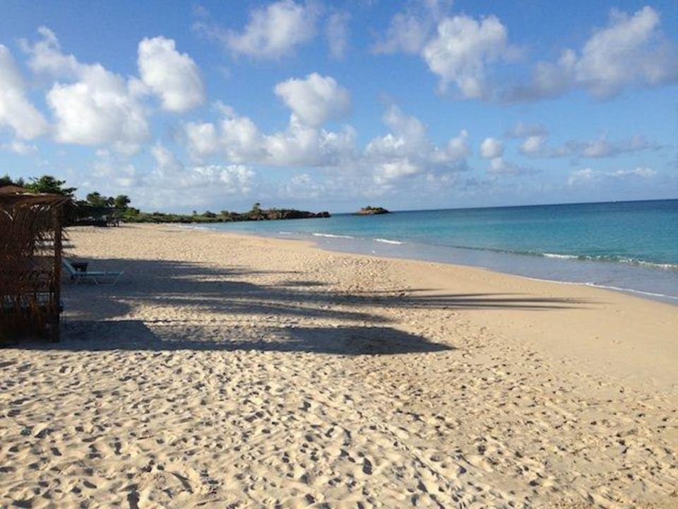 Strand linke Seite mit Bar und Halbinsel am Ende Keyonna Beach Resort Antigua - Adults only