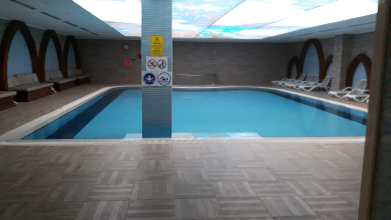 Pool Mary Hotel Side