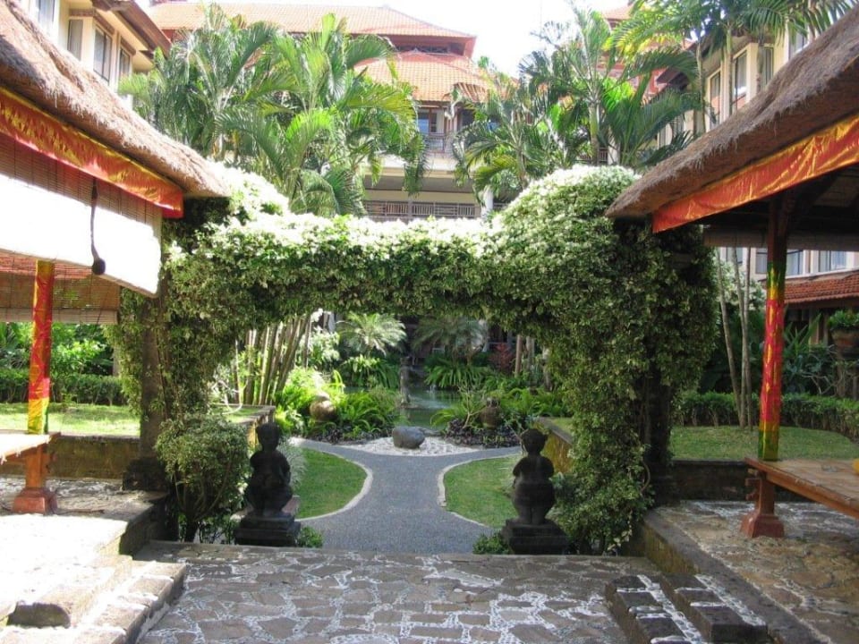 "Spaziergang durch den Garten" Prime Plaza Hotel Sanur - Bali (Denpasar