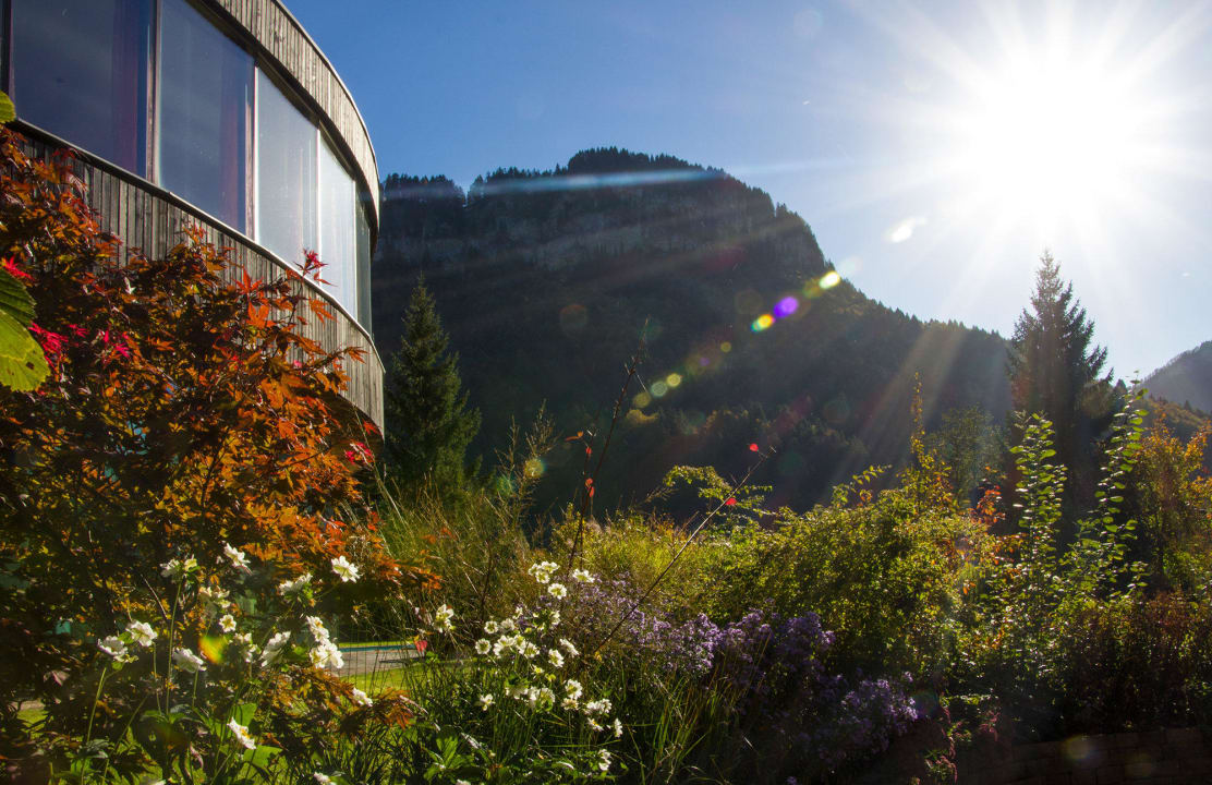 "Gartenpool im duftenden Blumengarten" Gesundhotel Bad Reuthe (Reuthe