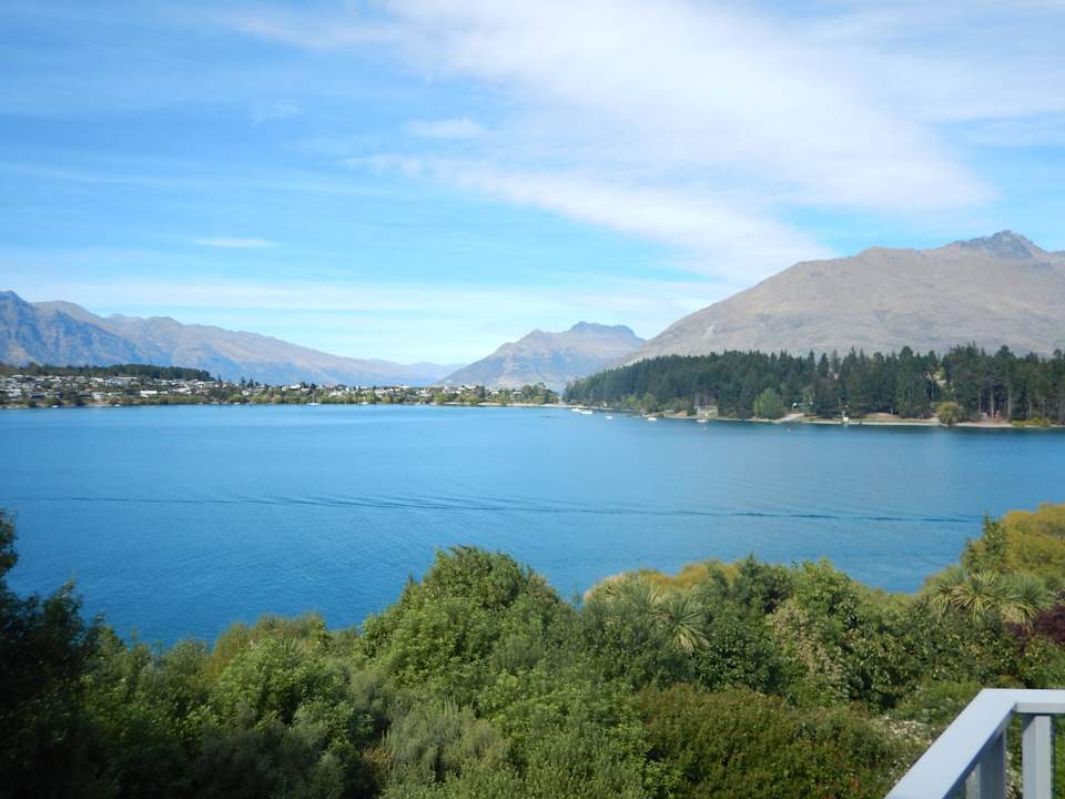 Widok z balkonu na jezioro i góry Apartments @ Spinnaker Bay