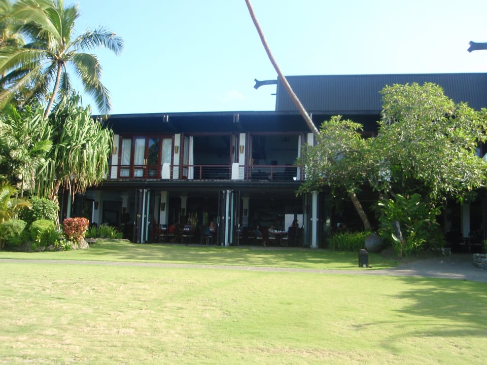 Ein Restaurant von der Meerseite Warwick Fiji Hotel