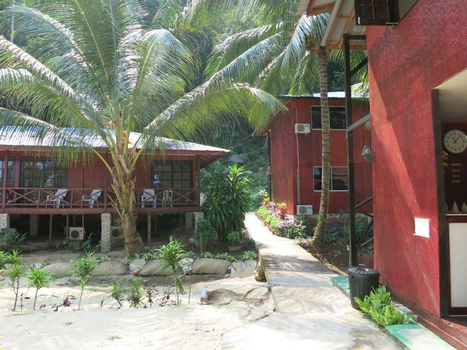 Weg zu den Zimmern Tenggol Island Beach Resort