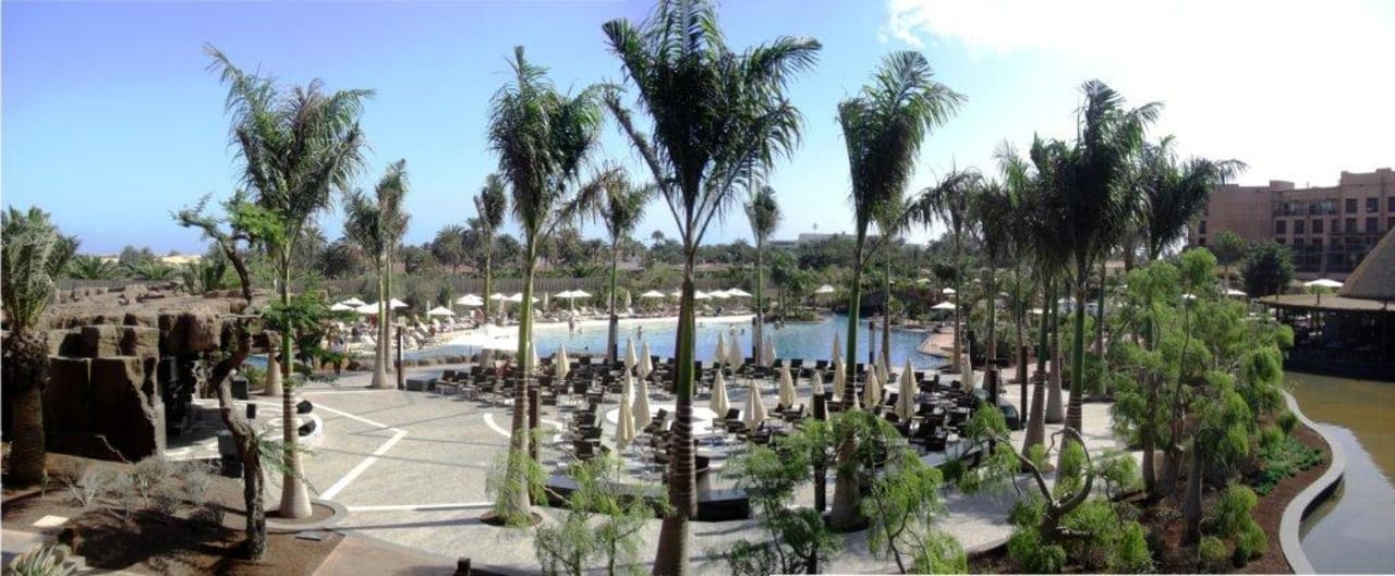 Blick von Terrasse auf Gartenanlage Lopesan Baobab Resort