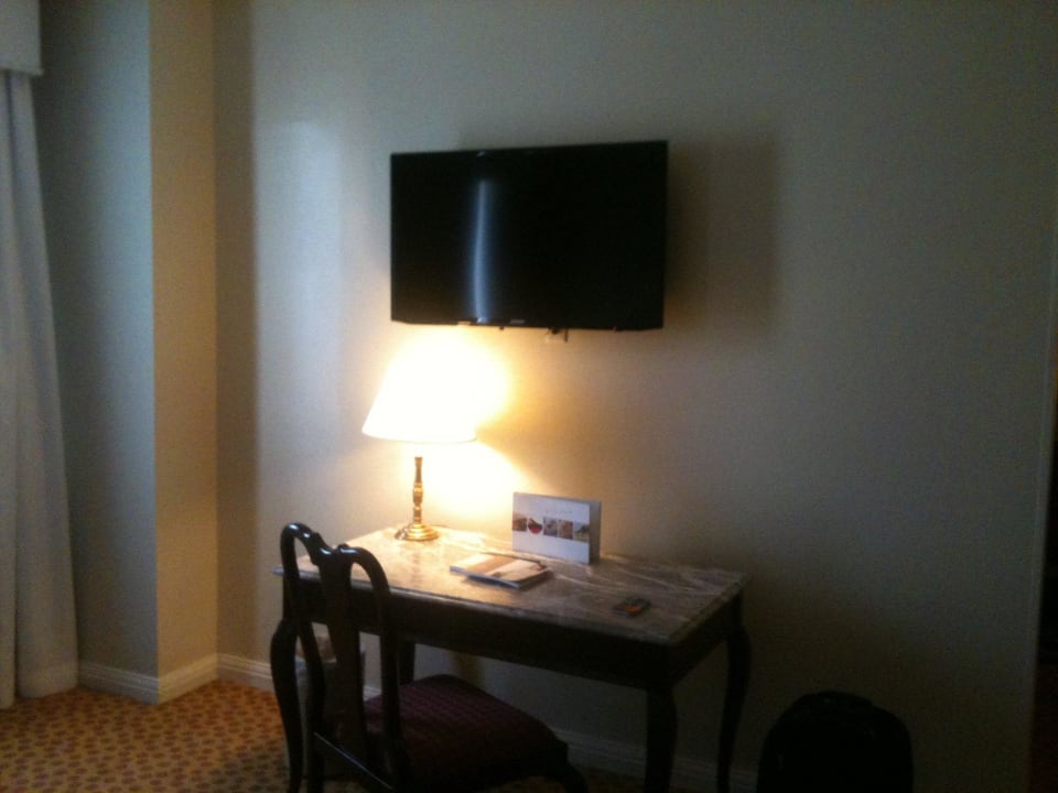 Blick vom Bett auf Schreibtisch und TV Camino Real Hotel El Paso