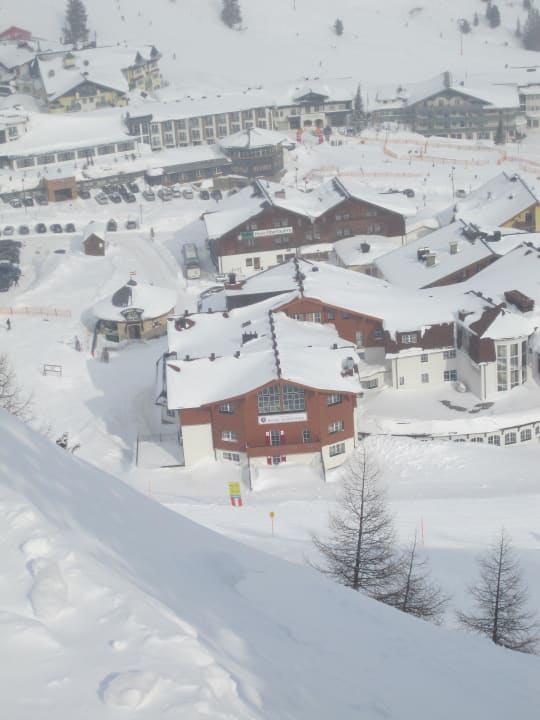 Blick von der Piste aufs Hotel Hotel Schneider