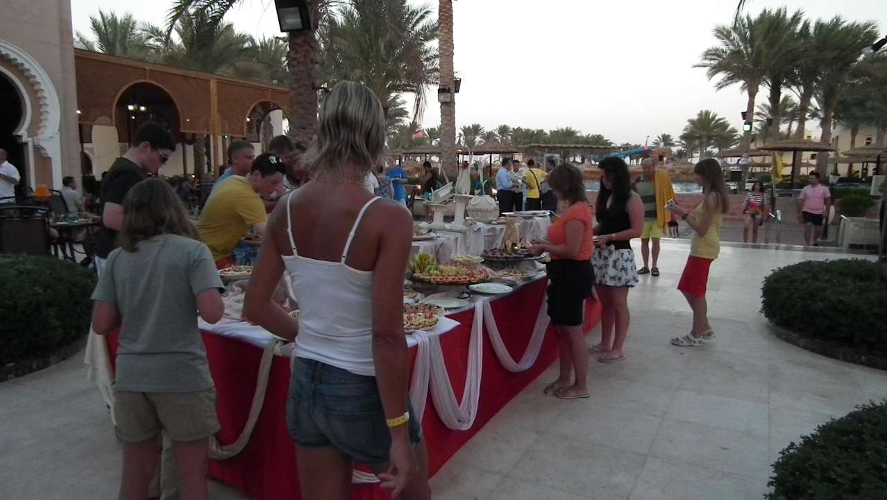 Poczęstunek przed kolacją Sea Beach Edge By Rotana