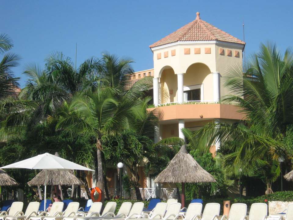 Pool mit Blick auf eine Ecksuite Bahia Principe Luxury Ambar