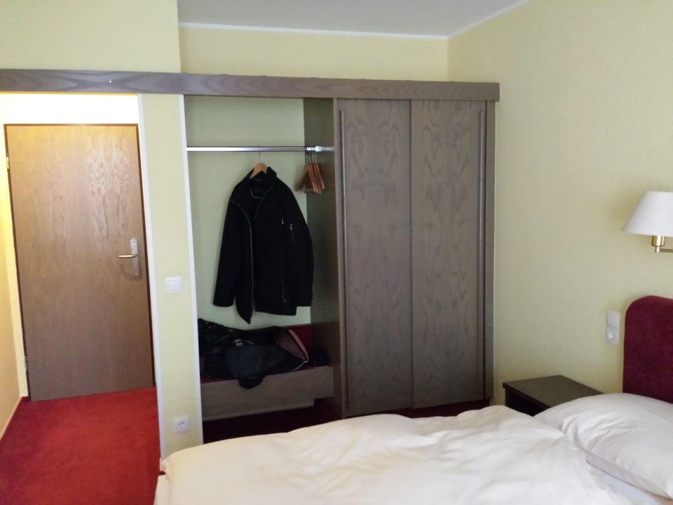 Schrank u. Garderobe Hotel Villa am Rhein