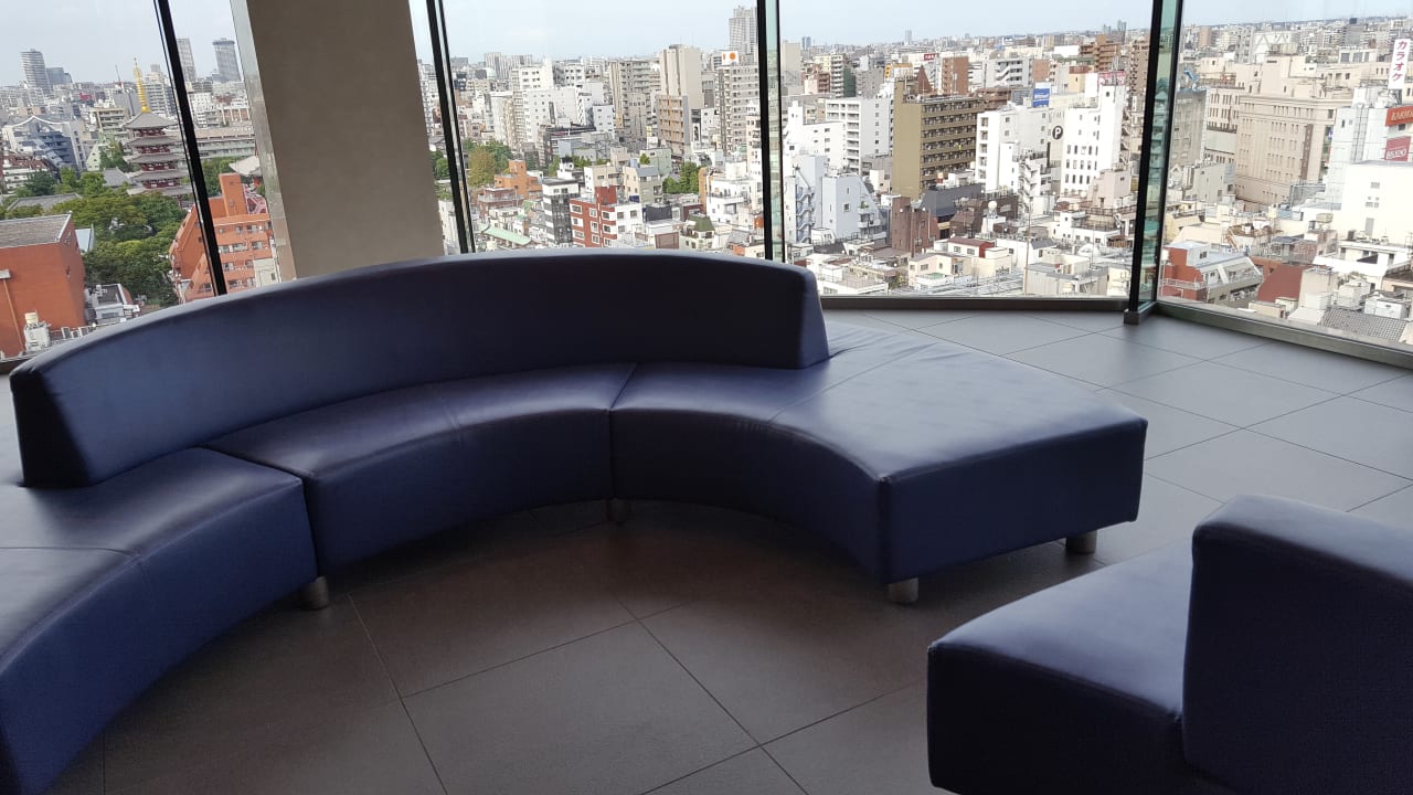 Imposante, stylische Lobby im obersten Stock des Hotels The Gate Hotel Kaminarimon by Hulic