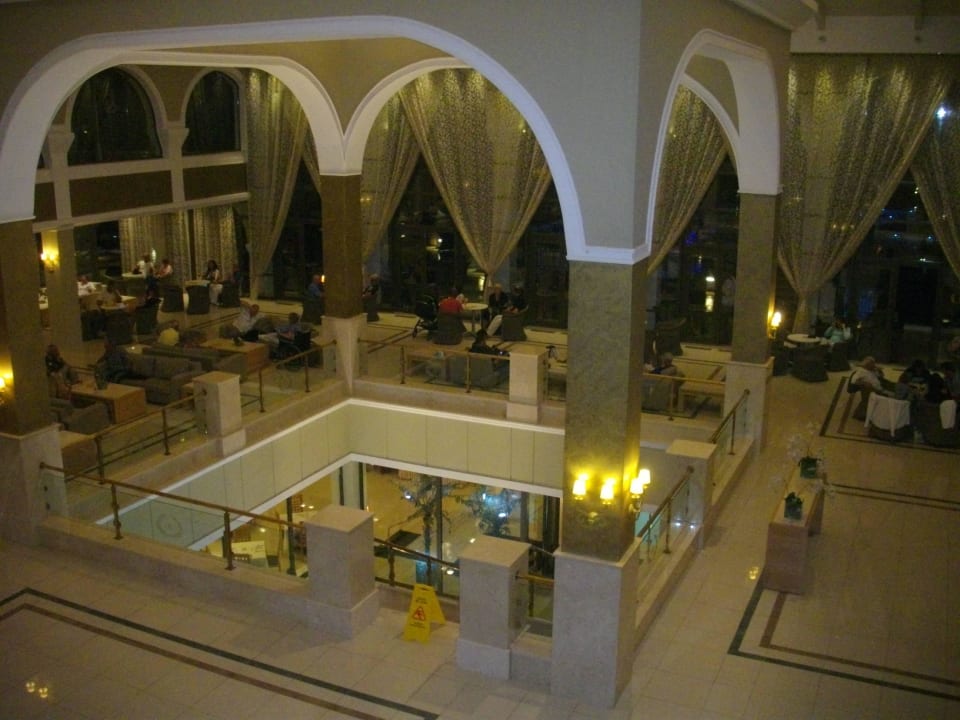 Sitzgelegenheiten bei der Innenbar Porto Bello Royal