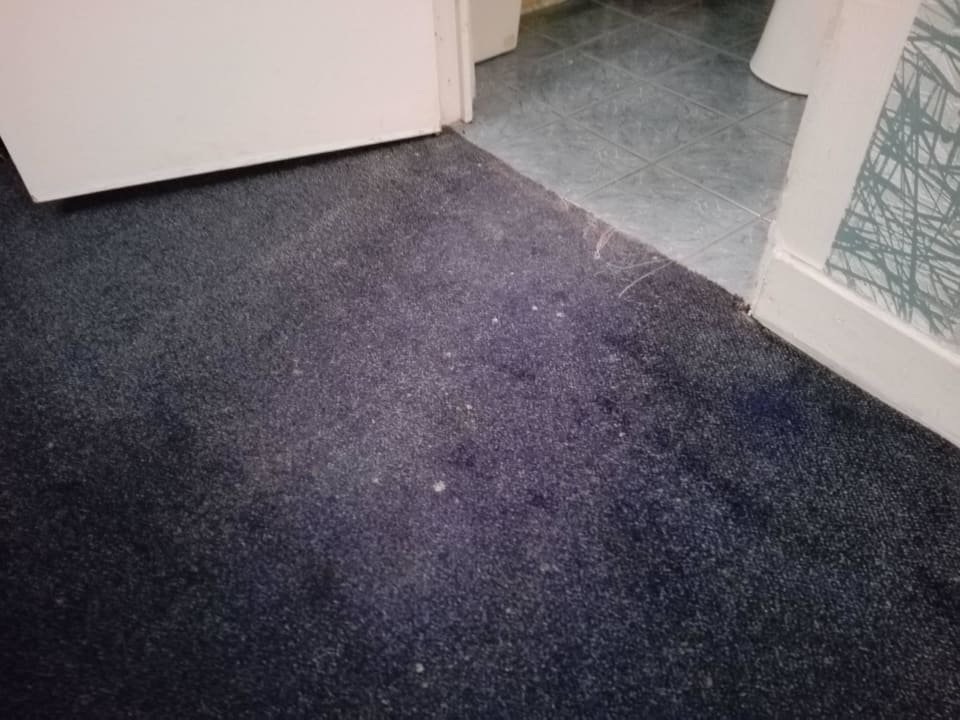 Sol moquette très sale Ibis Styles Paris Gare de l'Est Magenta