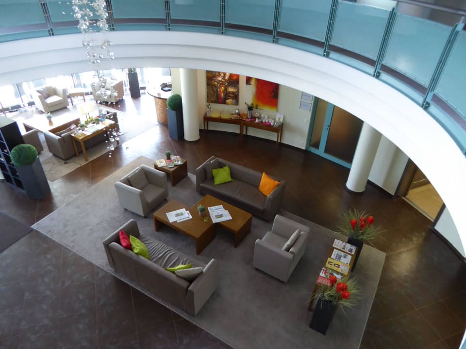 Gegenüber der Rezeption Hotel Kiel by Golden Tulip