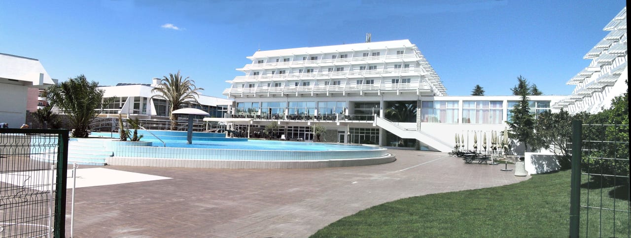 Außenanlage mit Pool Hotel Olympia