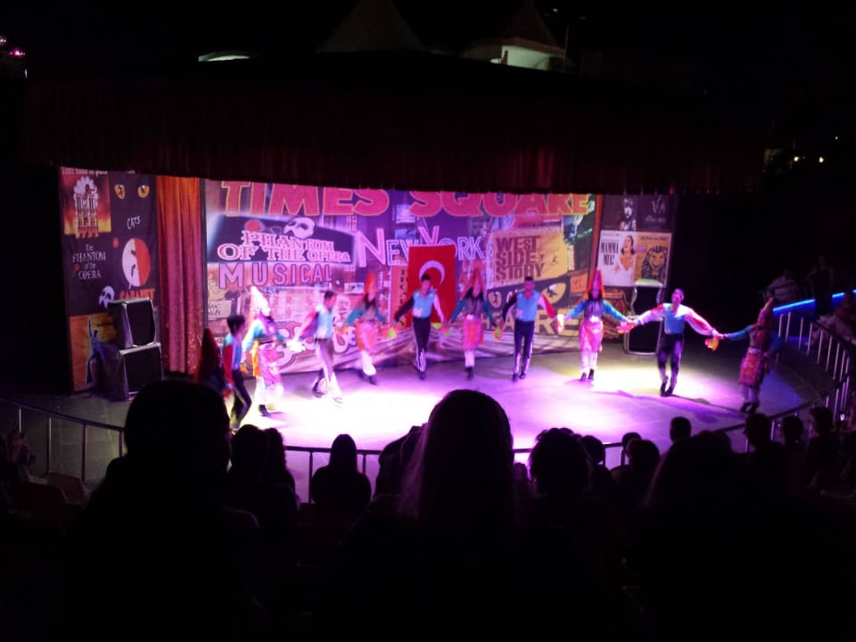 Amphitheater mit türkischer Folklore Calimera Hane Garden