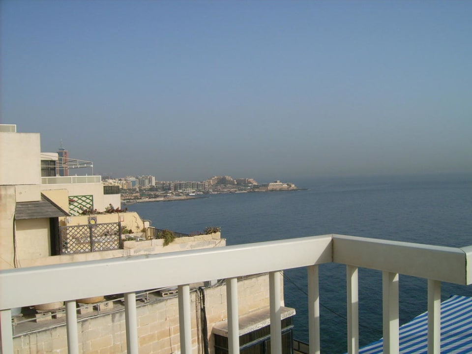 Blick von der Dachterrasse Richtung St. Julians The Diplomat Hotel