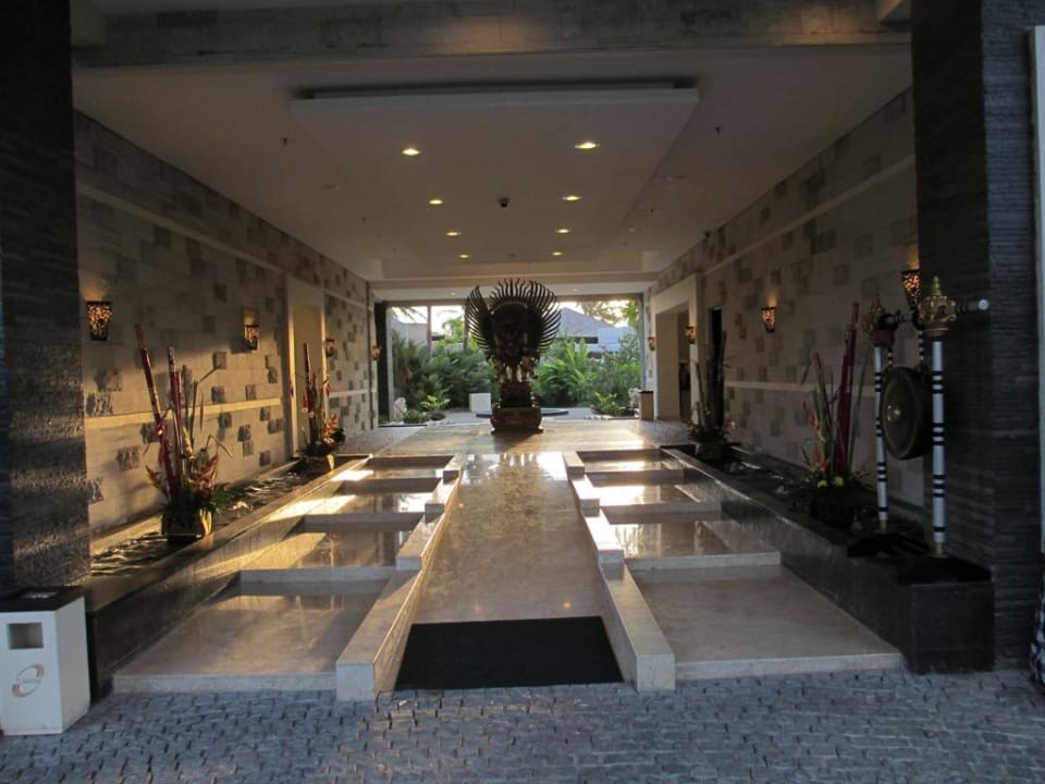 Eingang zur Rezeption The Seminyak Beach Resort & Spa