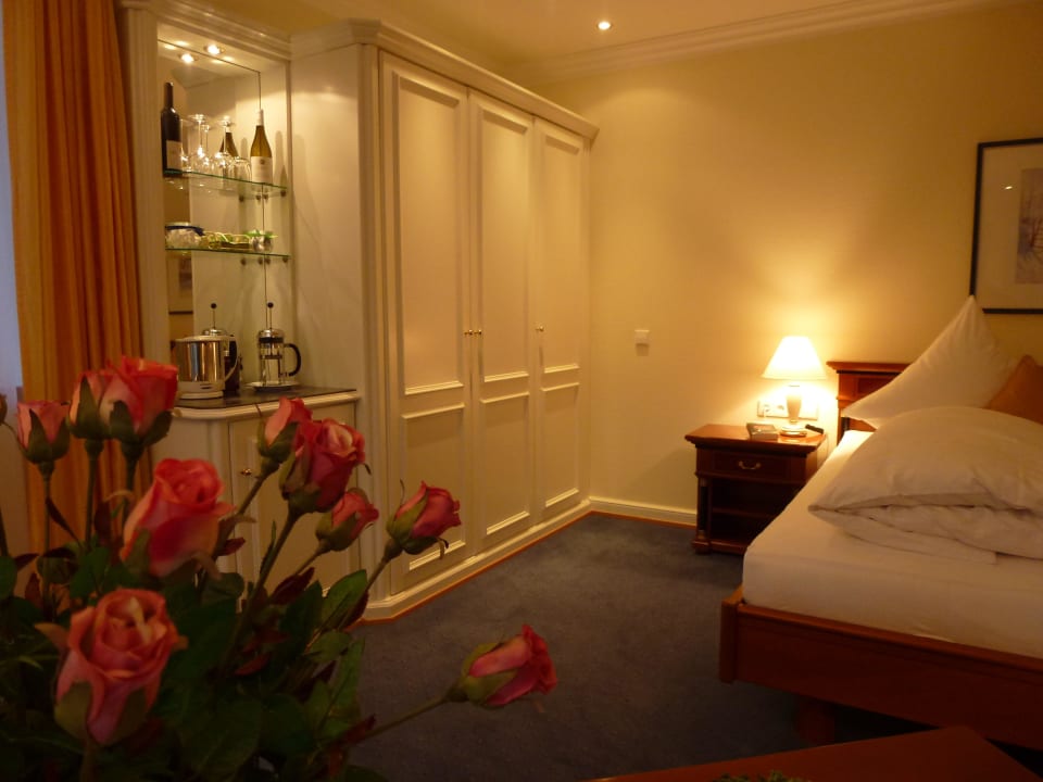 Blick auf Schrank mit Kaffee-/Teeküche, Minibar Baumann's Landhaus