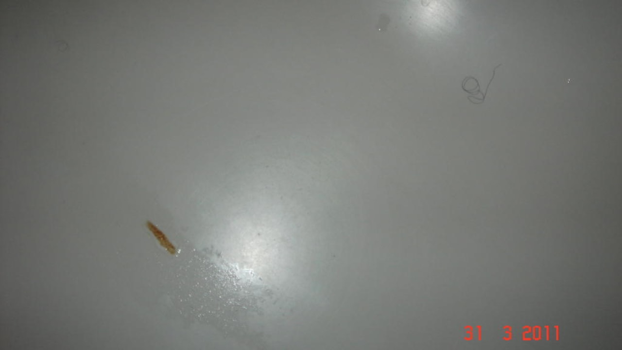 Flecken und Haare in Badewanne Bull Escorial & Spa